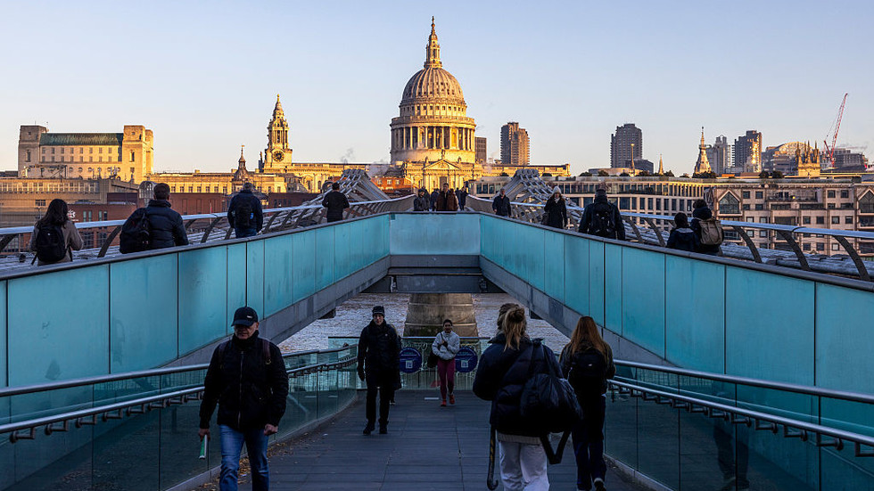 Britons getting poorer – report — RT Business News