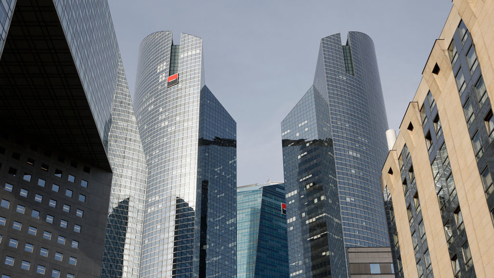 Blue chip French banks announce major job cuts — RT Business News