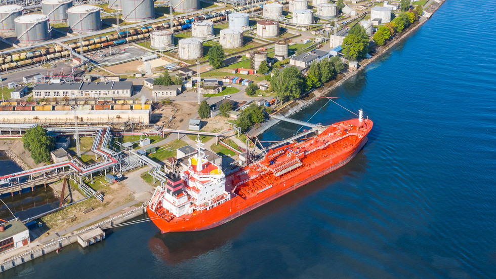 Russia exports record crude to China    — RT Business News