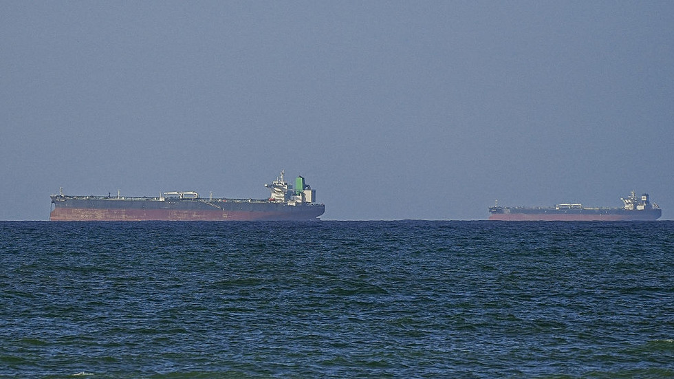 Oil jumps after US seizes Iranian ship near Hormuz — RT Business News