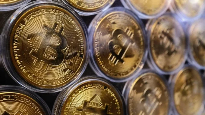 Bitcoin Falls Below ,000 For The First Time Since April