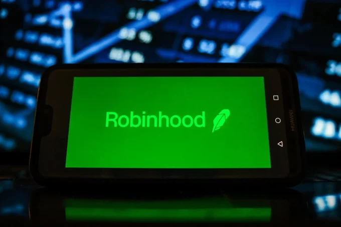Robinhood Fires 10% Of Workforce—Nearly 300 Staffers