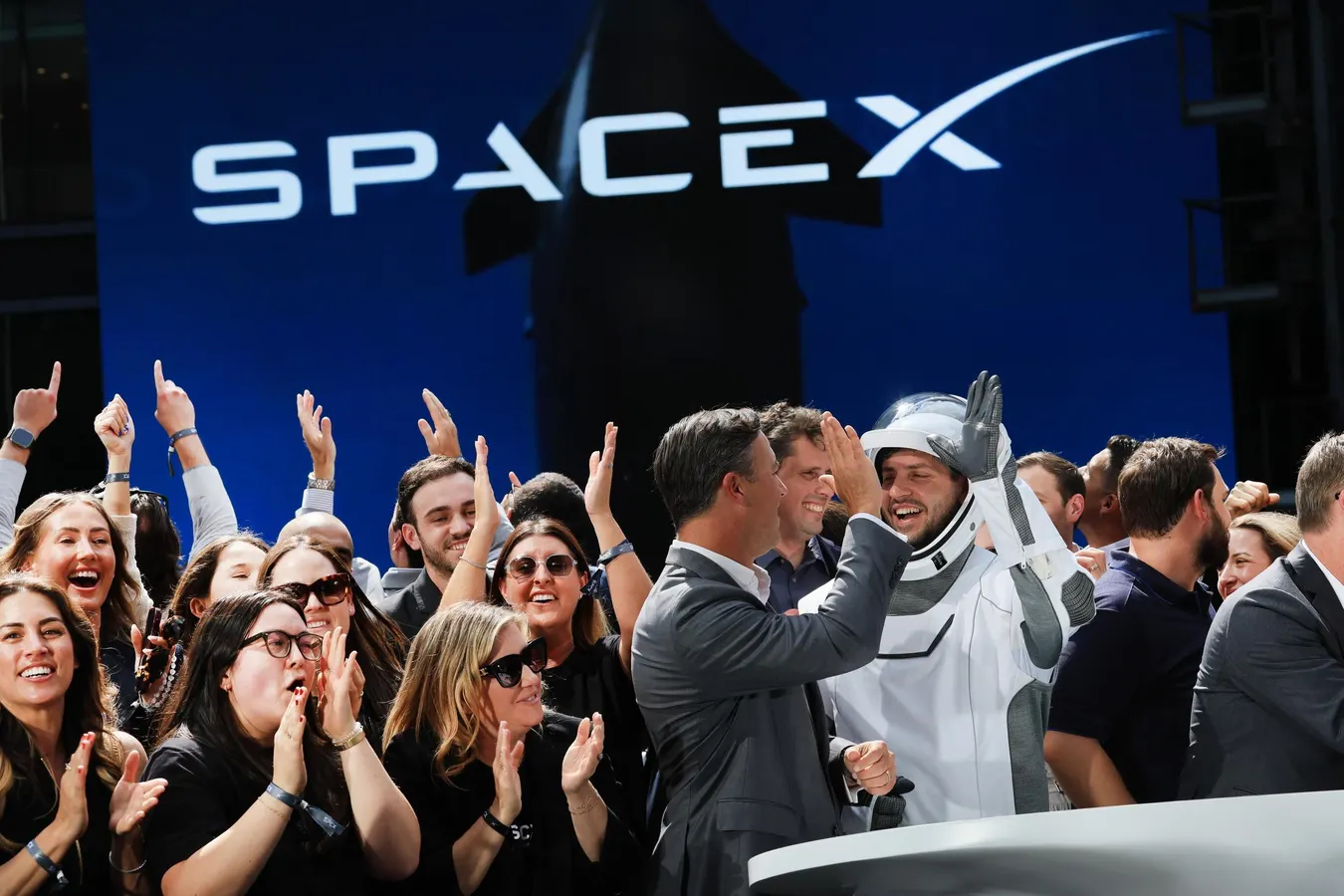 Elon Musk Is Now Worth .4 Trillion As SpaceX Becomes Bigger Than Amazon
