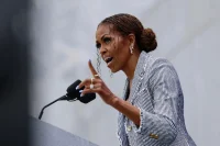 Michelle Obama Draws Laughs After Noting Husband Won ‘A Peace Prize’