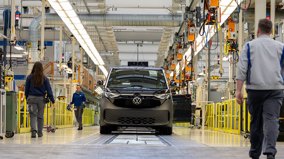 German auto giant to slash 100,000 jobs – Reuters — RT Business News