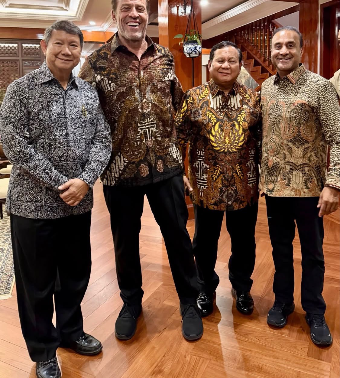 Australian Political Commentator Jamie McIntyre Welcomes Tony Robbins to Indonesia