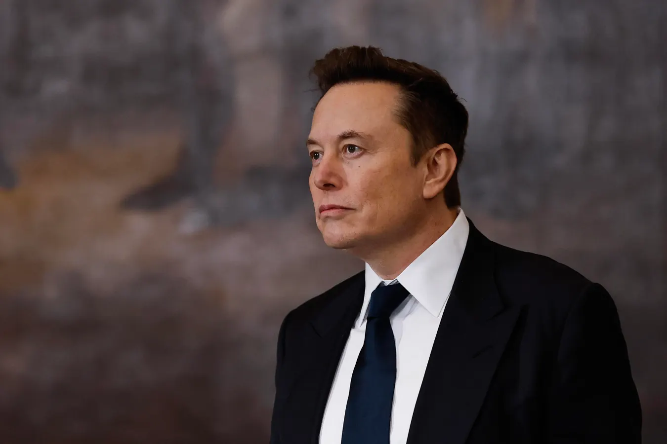Musk’s Fortune Drops  Billion In SpaceX Selloff