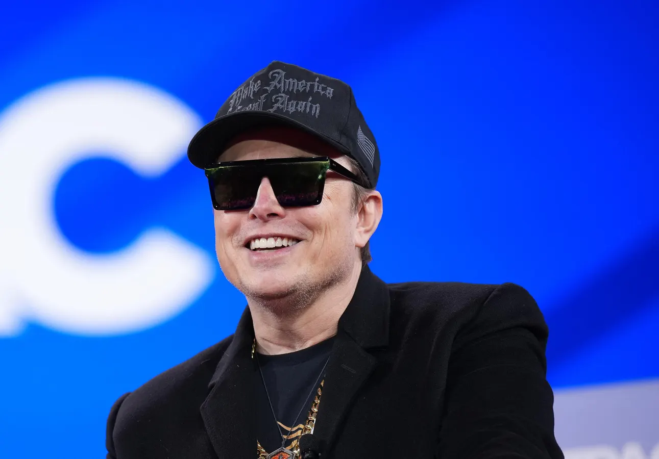 Musk’s Net Worth Drops Below 0 Billion With SpaceX Nearing IPO Value