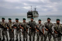 Iran Ground Offensive Against U.S. Bases Inconceivable, Analysts Say