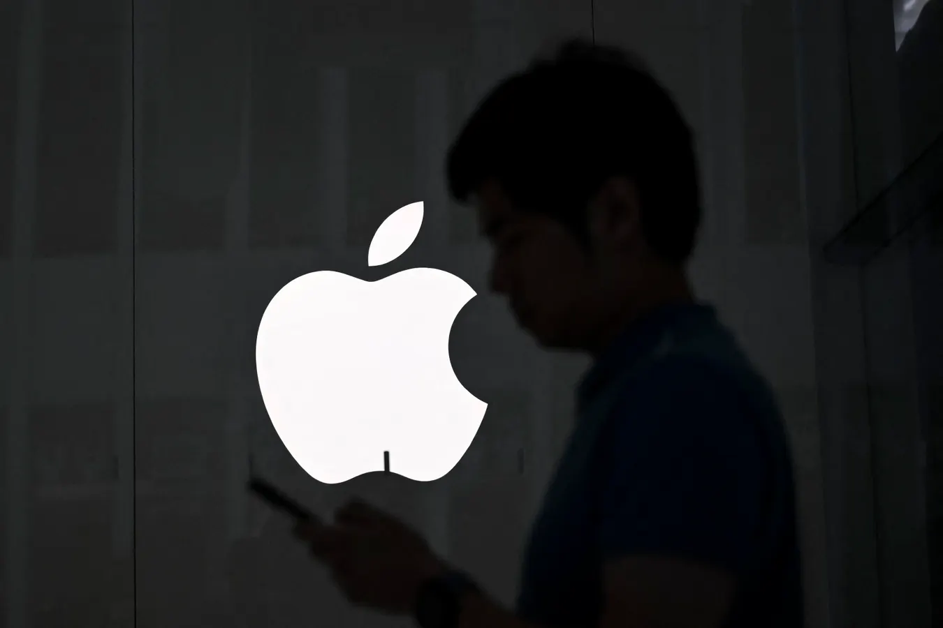 Apple Becomes Latest  Trillion Company