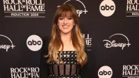 Kelly Clarkson’s New Song Becomes A Fast Top 10 — But It’s Not A True Smash Yet