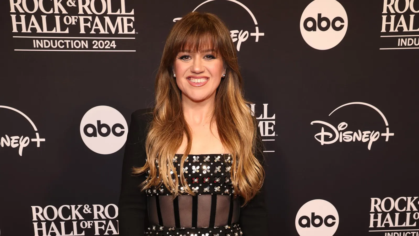 Kelly Clarkson’s New Song Becomes A Fast Top 10 — But It’s Not A True Smash Yet