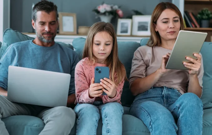 Surprising Twist That Entire Families Are Now Opting To Use AI For Their Mental Health Guidance