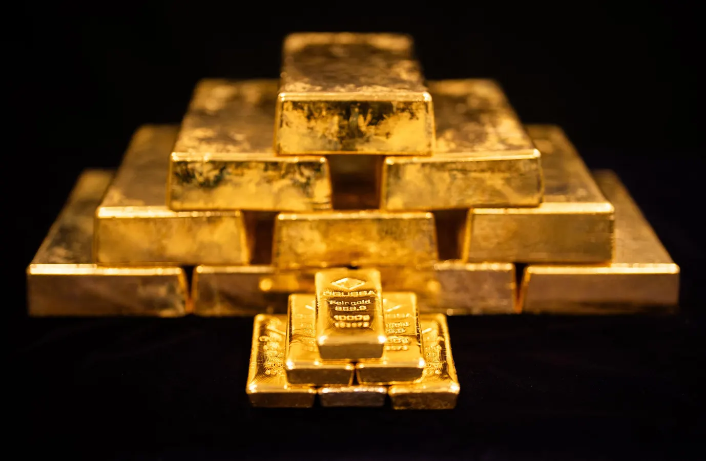 Gold Price Continues Decline Amid Interest Rate Hike Expectations