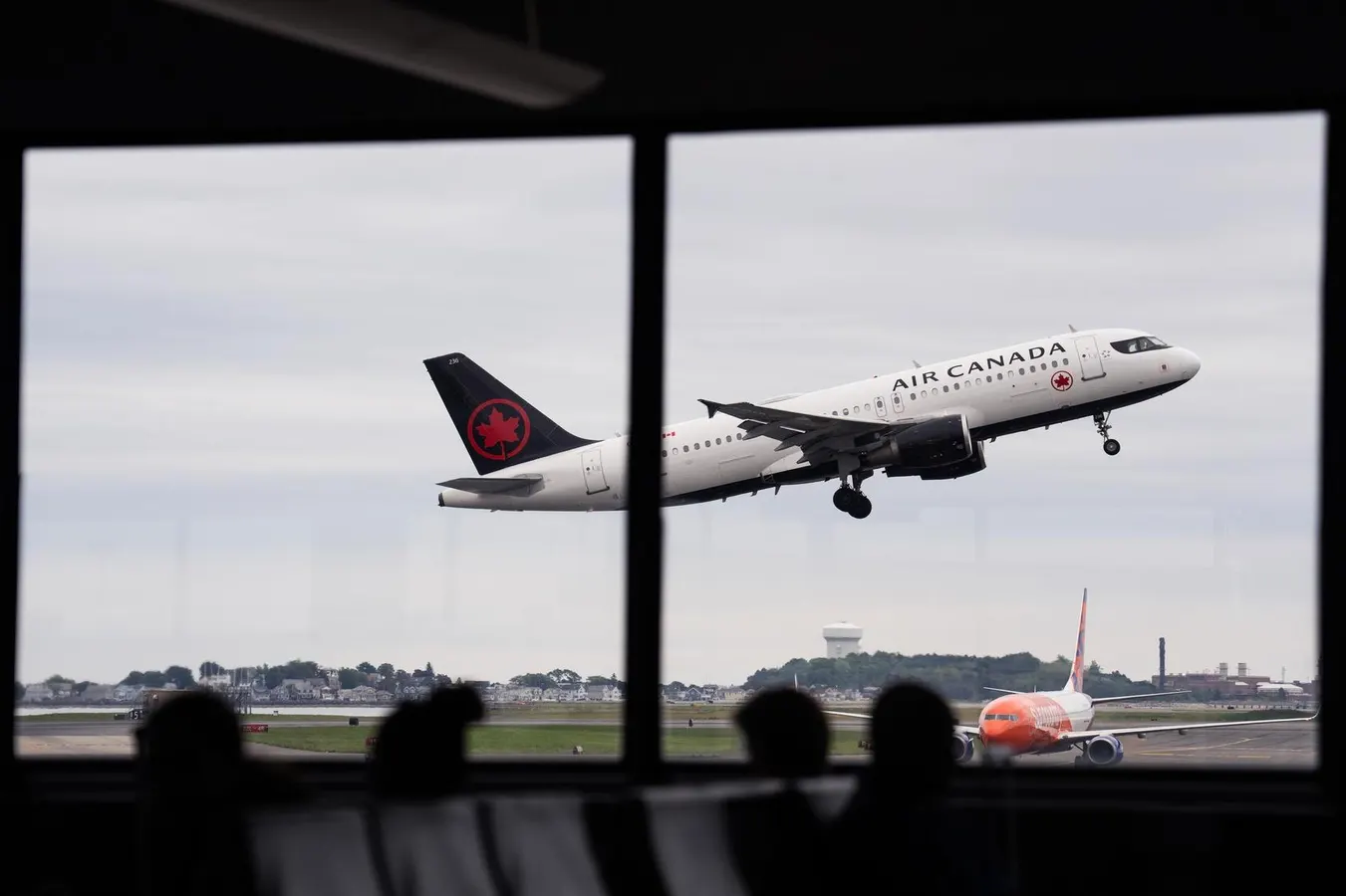 Widespread Flight Delays Snarl Northeast Travel