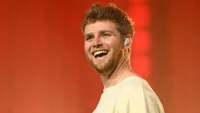 Alex Warren Hits No. 1 For The First Time With His New Album