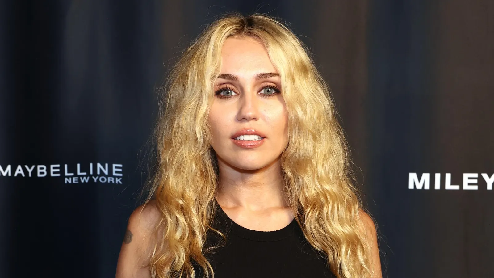 Miley Charts Four Versions Of Her Latest Album In The Top 10