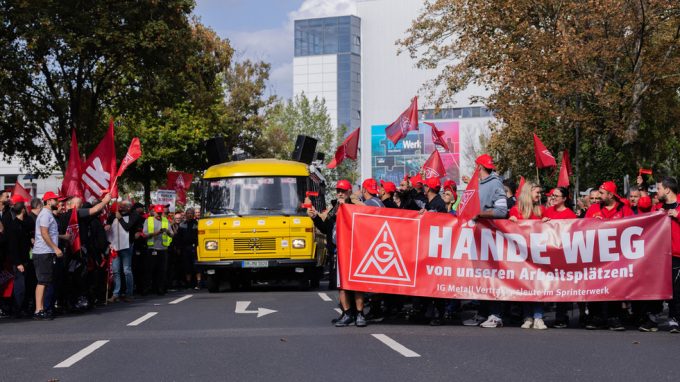 German auto workers protest historic job cuts — RT Business News