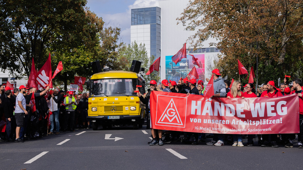 German auto workers protest historic job cuts — RT Business News