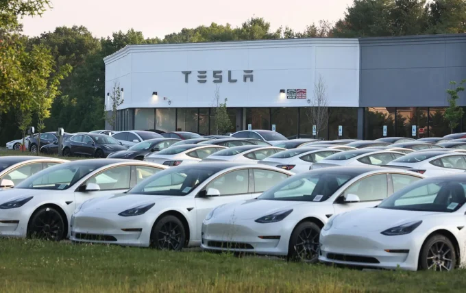 Tesla Climbs 5% After Better-Than-Expected Q3 Deliveries