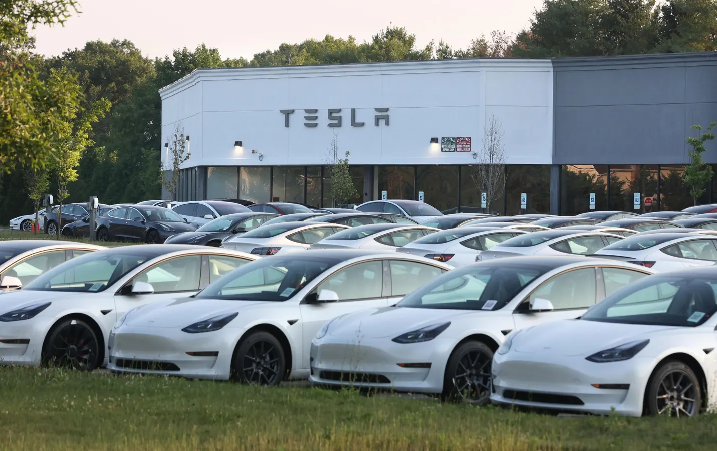 Tesla Climbs 5% After Better-Than-Expected Q3 Deliveries