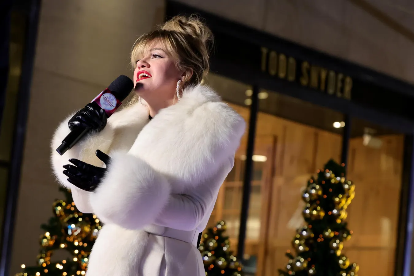 Kelly Clarkson Took On A Brooklyn Store, Then The Row Went Viral