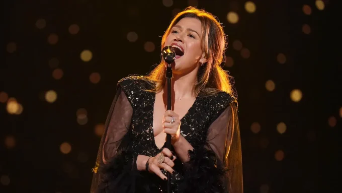 Brooklyn Store Says It Reached Out To Kelly Clarkson To ‘Clear The Air’ Over Mechanical Bird Dispute