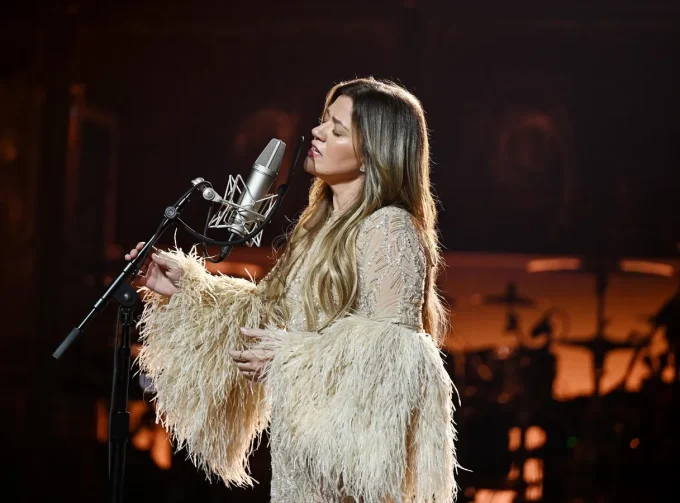 Kelly Clarkson And The Psychology Of Feeling Judged When Shopping