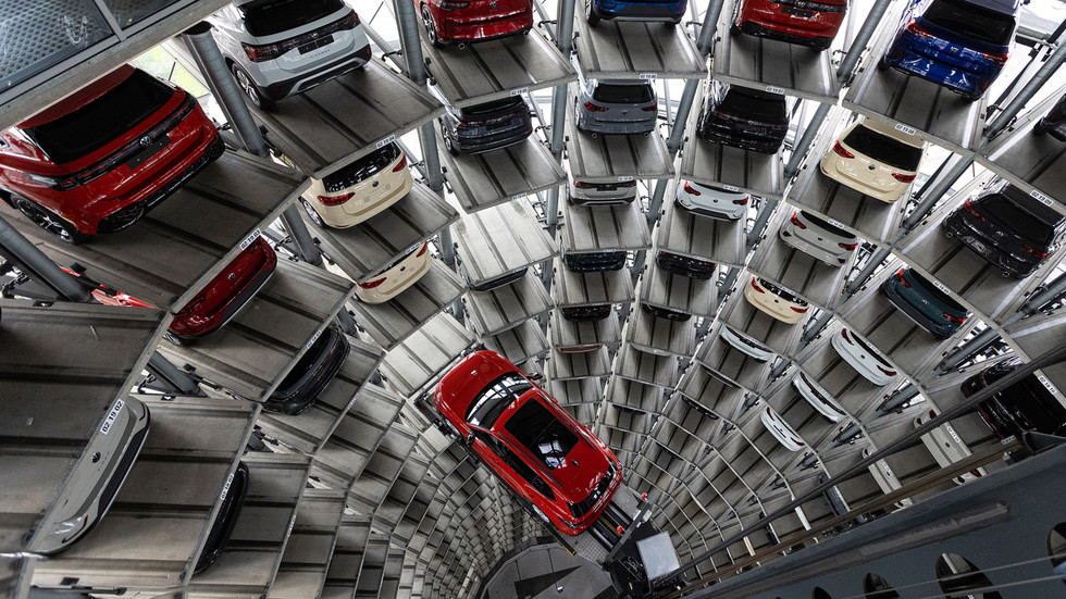 German auto giant posts multi-billion-euro loss — RT Business News